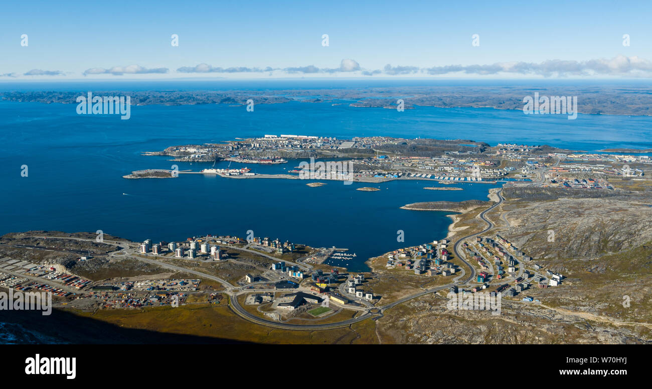 Greenlands Hauptstadt Nuuk - größte Stadt in Grönland Luftaufnahme. Drone Bild von Nuuk aus Luft, aka Godthåb vom Berg Sermitsiaq aslso anzeigen Nuup Kangerlua fjord gesehen. Stockfoto
