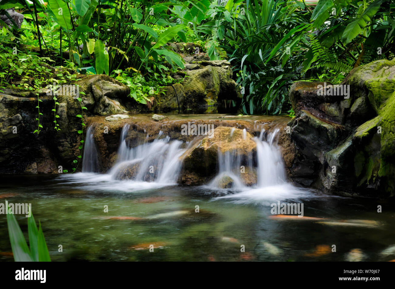 Strom Wasser fließt in einem Garten in der Nähe von Singapore Flyer Stockfoto