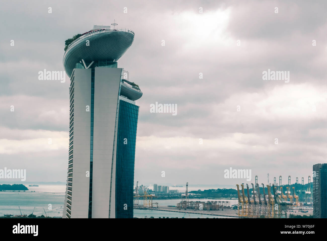 Blick auf das luxuriöse Marina Bay Sands Hotel vom Singapore Flyer, Marina Bay, Singapur. Stockfoto