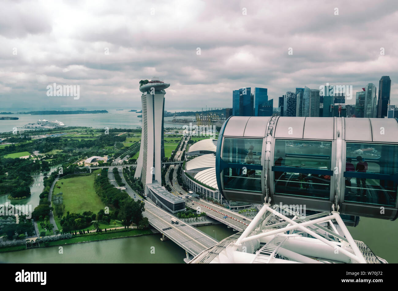 Vom Singapore Flyer, einem der größten Aussichtsräder, aus der Vogelperspektive das Marina Bay Sands Hotel. Stockfoto