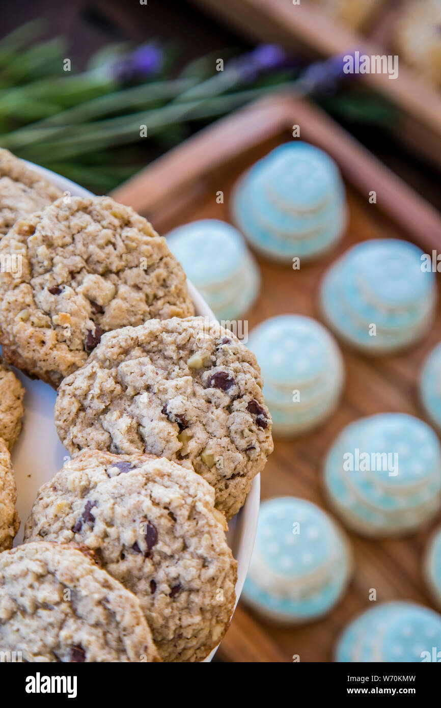 Gourmet Dessert Fächer mit glutenfreien Chocolate Chip Cookies und kleine Hochzeitstorte Cookie auf serviertablett und Platter Stockfoto Gourmet Dessert Fächer mit glutenfreien Chocolate Chip Cookies und kleine Hochzeitstorte Cookie auf serviertablett und Platter Stockfoto
