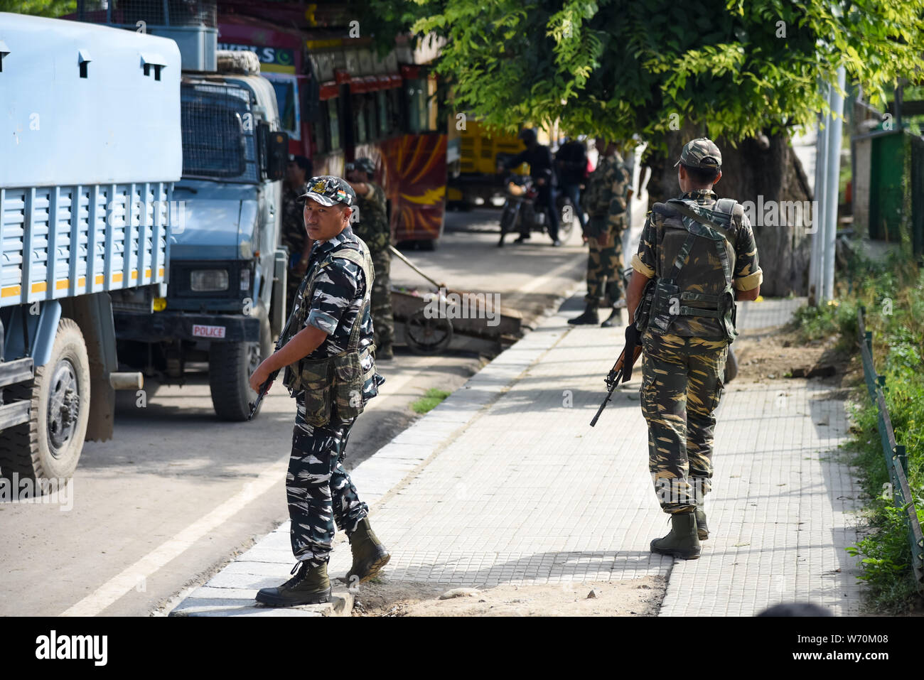 Indische Regierung Kräfte stehen auf der Hut als zusätzliche indischen Truppen in Srinagar. Angst und Verwirrung gegriffen haben Bewohner in Indien Kaschmir nach Verabreichung von Behörden am Donnerstag noch nie da gewesene Auftrag erteilt, Abbrechen einer hinduistischen Pilgern und Touristen zu verlassen, um die umstrittene Region und 25000 zusätzliche indischen Truppen die umstrittene Region angekommen. Die Reihenfolge led in Kaschmir, die für die letzten Tage angespannt blieb nach dem Einsatz von 100 Unternehmen von zusätzlichen Truppen im Tal bestellt, um in Panik zu versetzen. Stockfoto