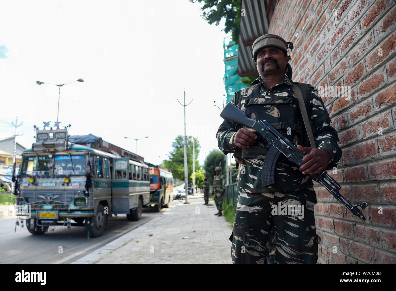 Indische Regierung Kräfte stehen auf der Hut als zusätzliche indischen Truppen in Srinagar. Angst und Verwirrung gegriffen haben Bewohner in Indien Kaschmir nach Verabreichung von Behörden am Donnerstag noch nie da gewesene Auftrag erteilt, Abbrechen einer hinduistischen Pilgern und Touristen zu verlassen, um die umstrittene Region und 25000 zusätzliche indischen Truppen die umstrittene Region angekommen. Die Reihenfolge led in Kaschmir, die für die letzten Tage angespannt blieb nach dem Einsatz von 100 Unternehmen von zusätzlichen Truppen im Tal bestellt, um in Panik zu versetzen. Stockfoto