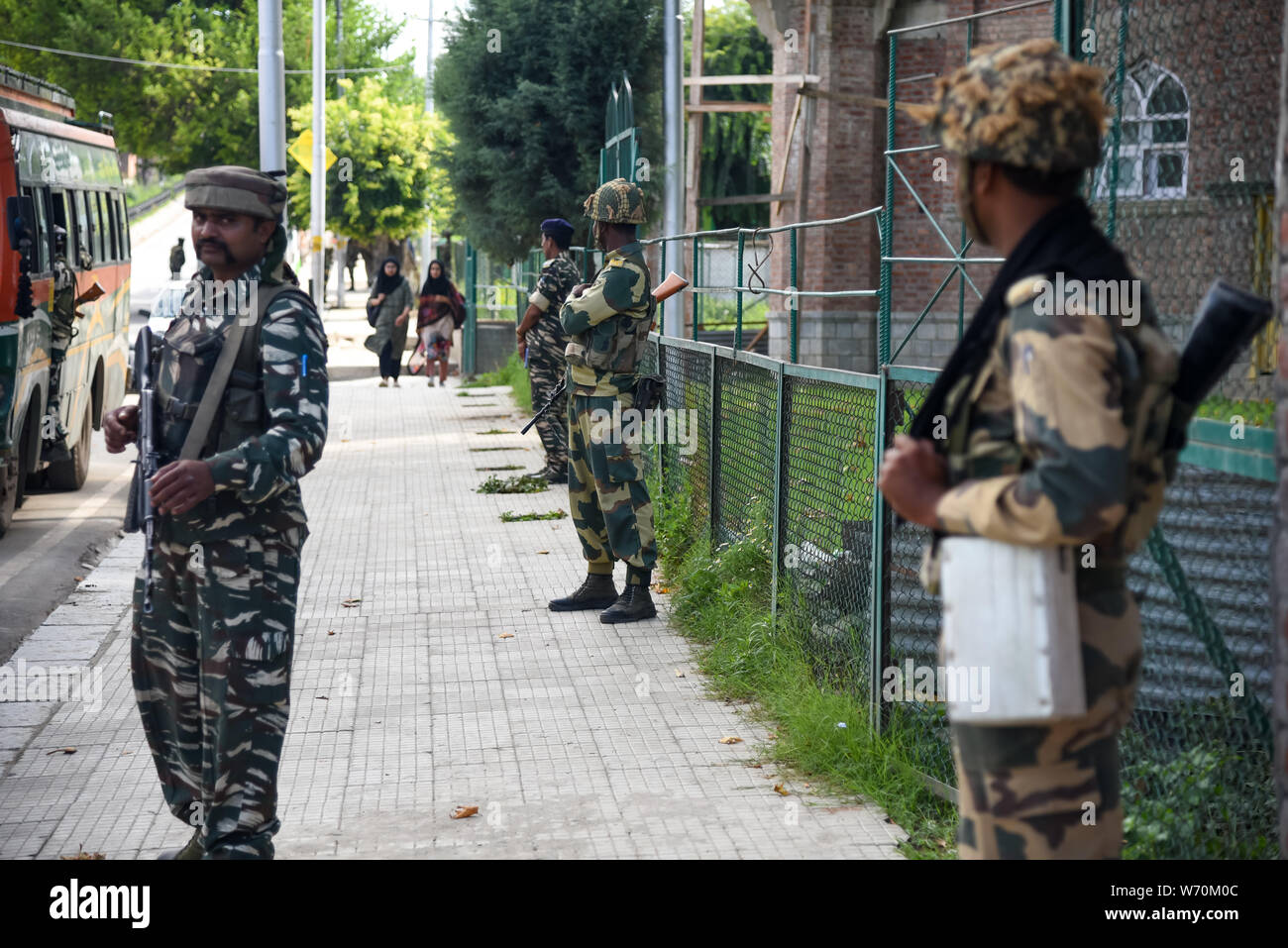 Indische Regierung Kräfte stehen auf der Hut als zusätzliche indischen Truppen in Srinagar. Angst und Verwirrung gegriffen haben Bewohner in Indien Kaschmir nach Verabreichung von Behörden am Donnerstag noch nie da gewesene Auftrag erteilt, Abbrechen einer hinduistischen Pilgern und Touristen zu verlassen, um die umstrittene Region und 25000 zusätzliche indischen Truppen die umstrittene Region angekommen. Die Reihenfolge led in Kaschmir, die für die letzten Tage angespannt blieb nach dem Einsatz von 100 Unternehmen von zusätzlichen Truppen im Tal bestellt, um in Panik zu versetzen. Stockfoto