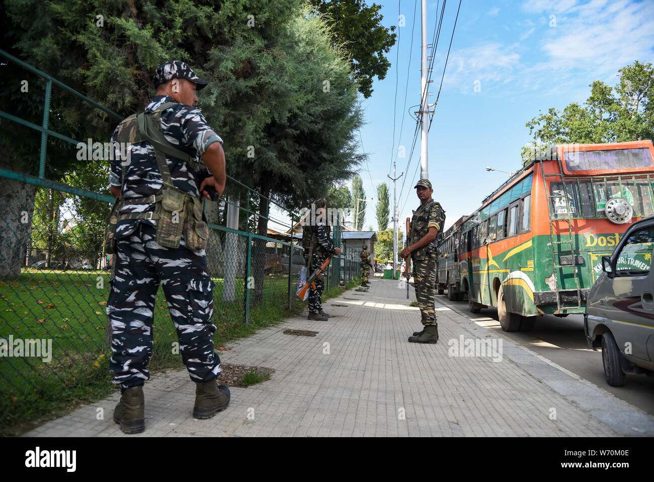 Indische Regierung Kräfte stehen auf der Hut als zusätzliche indischen Truppen in Srinagar. Angst und Verwirrung gegriffen haben Bewohner in Indien Kaschmir nach Verabreichung von Behörden am Donnerstag noch nie da gewesene Auftrag erteilt, Abbrechen einer hinduistischen Pilgern und Touristen zu verlassen, um die umstrittene Region und 25000 zusätzliche indischen Truppen die umstrittene Region angekommen. Die Reihenfolge led in Kaschmir, die für die letzten Tage angespannt blieb nach dem Einsatz von 100 Unternehmen von zusätzlichen Truppen im Tal bestellt, um in Panik zu versetzen. Stockfoto