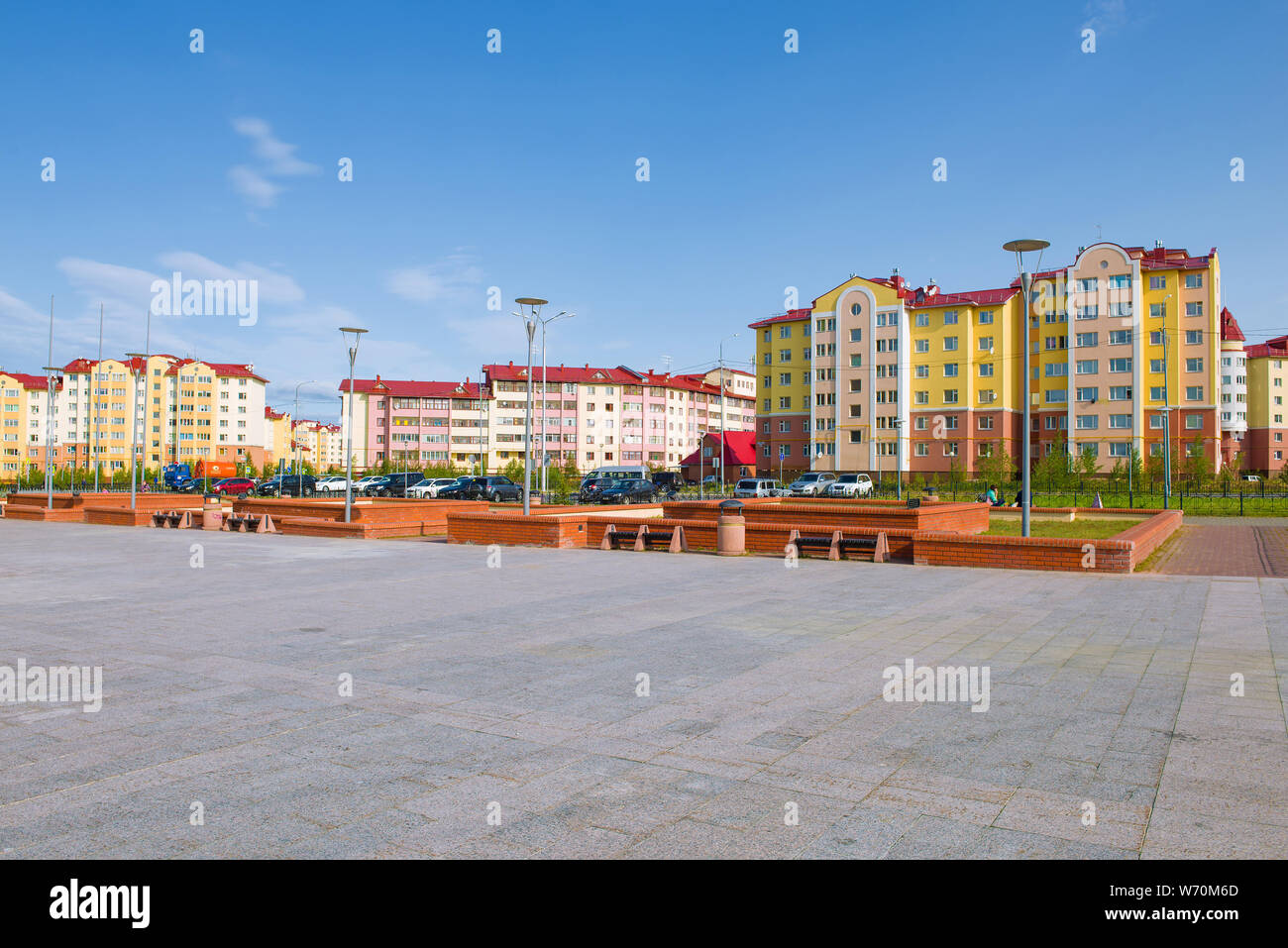 SALEKHARD, Russland - 29. AUGUST 2018: Moderne Mehr-farb-Wohngebäude an einem sonnigen Sommertag Stockfoto