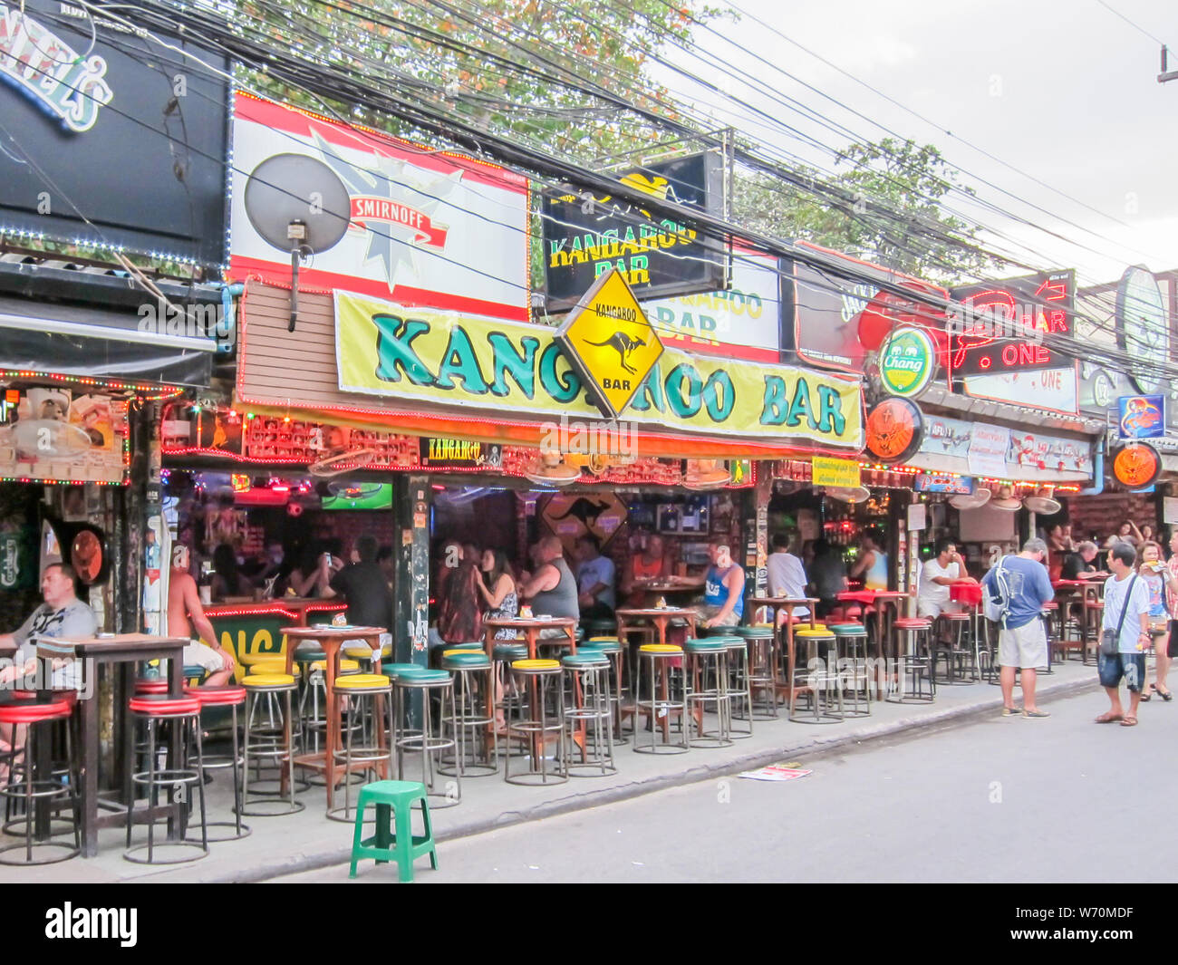 Phuket, Thailand - 2. Februar 2012: Frauen und Mädchen in das Känguruh Aussie bar Bangla Road in den frühen Abend. Dies ist das Herz von Patongs eingeben Stockfoto