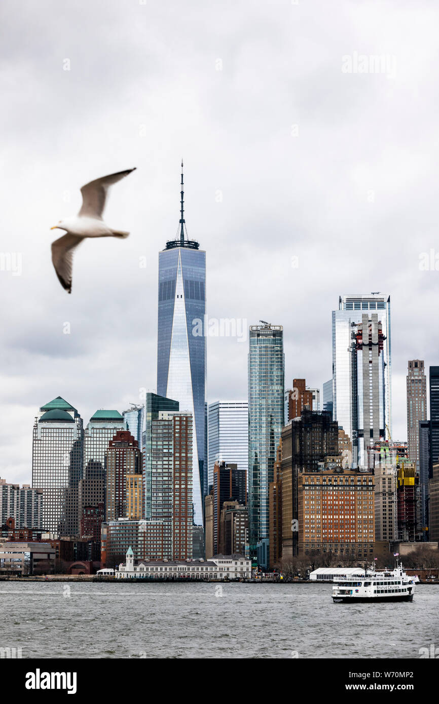 New York Manhattan Skyline mit Freedom Tower One World Trade Center von der Bucht Stockfoto