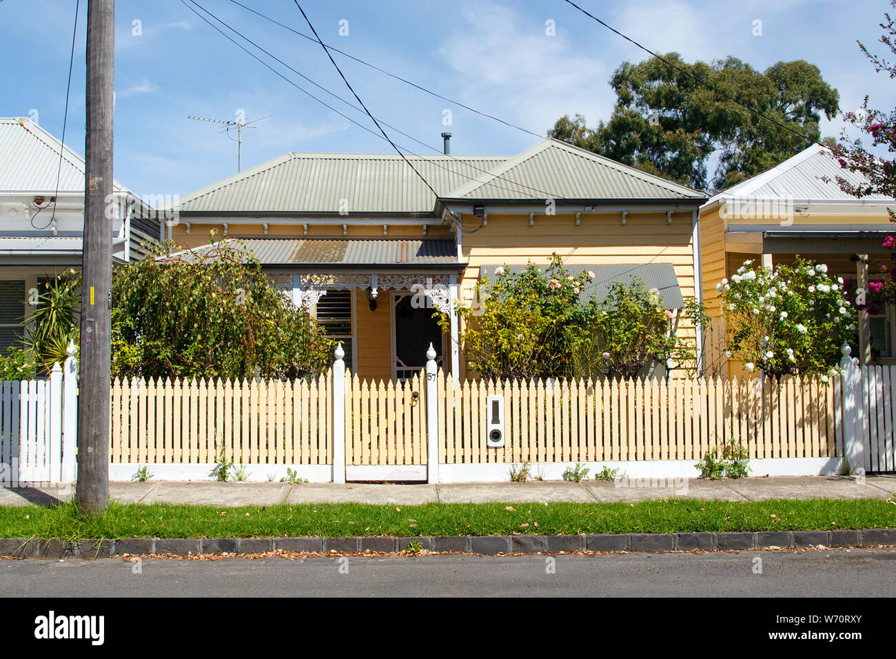 Williamstown, Australien: März, 2019: Traditionell gebaute Bungalow im 20. Jahrhundert australischen Stil mit einer Veranda, Veranda und Lattenzaun. Stockfoto