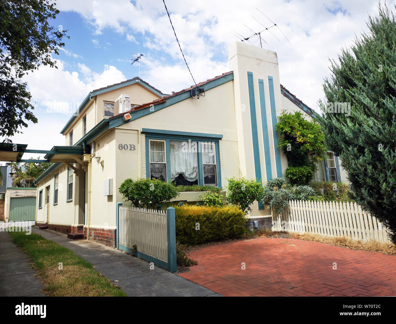 Melbourne, Australien: März 05, 2019: Großes Einfamilienhaus in einem Vorort von St. Kilda. Ein individuell gestaltetes Haus im Art déco-Stil der 1920er. Stockfoto