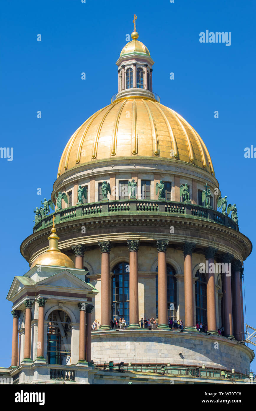 Die Kuppel der St. Isaac Kathedrale close-up auf einem sonnigen Juni Tag. St. Petersburg, Russland Stockfoto