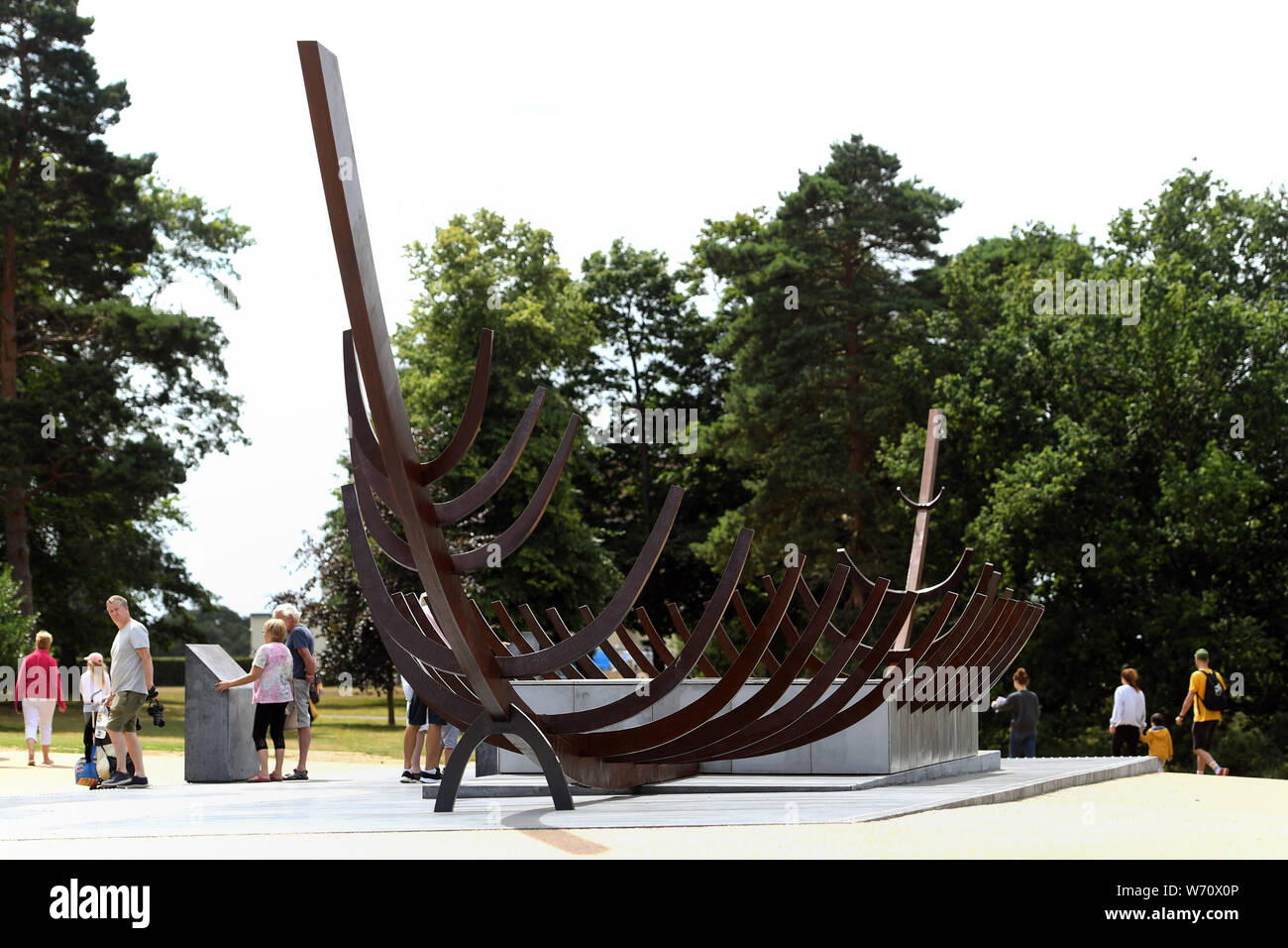 Embargo auf 0001 Montag, 5. August ein 88 ft-Lang (27 Meter) verrostetem Stahl Skulptur der Beerdigung Schiff an der National Trust Sutton Hoo Ort in Suffolk, die durchgemacht hat??4m neu entdeckt. Stockfoto