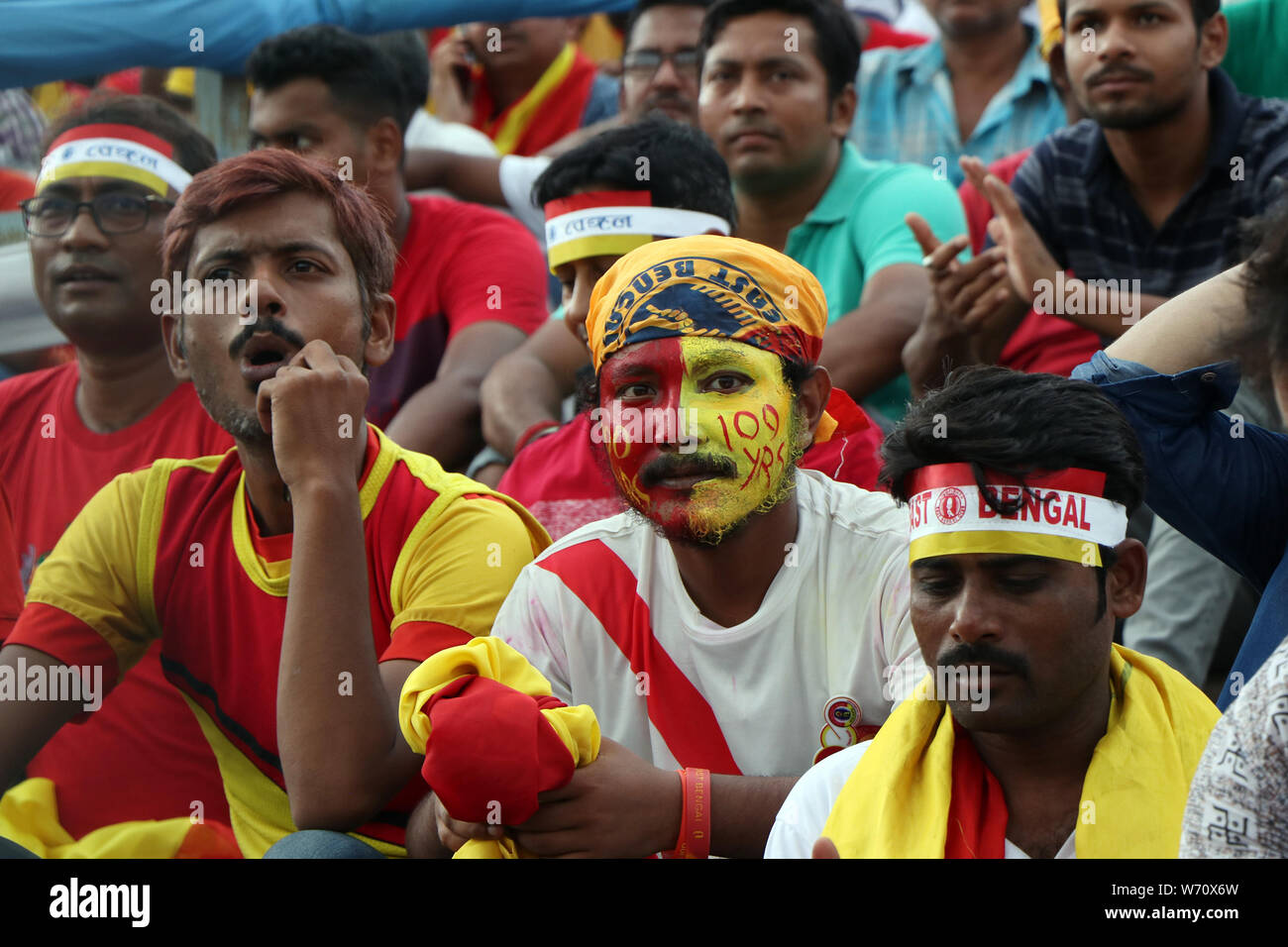 Kolkata, Indien. 03 Aug, 2019. East Bengal club fan/Supporter bei Gruppe A 1. match von Durand CupEast Bengal club vs Armee Rote Begegnung bei East Bengal club Masse. Es ist das erste Spiel der Gruppe - ein von Durand Cup Fußball-Turnier in Kolkata. Credit: Amlan Biswas/Pacific Press/Alamy leben Nachrichten Stockfoto