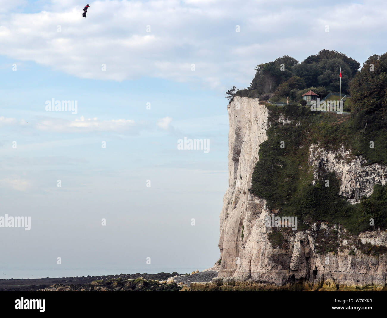 Der französische Erfinder Franky Zapata landet in der Nähe von St Margaret's Beach, Dover nach den Kanal überqueren auf einer jet-powered hover-Board. Stockfoto