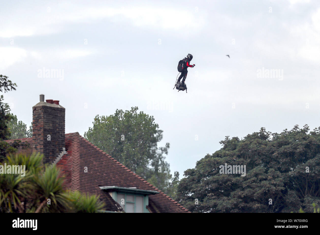 Der französische Erfinder Franky Zapata landet in der Nähe von St Margaret's Beach, Dover nach den Kanal überqueren auf einer jet-powered hover-Board. Stockfoto