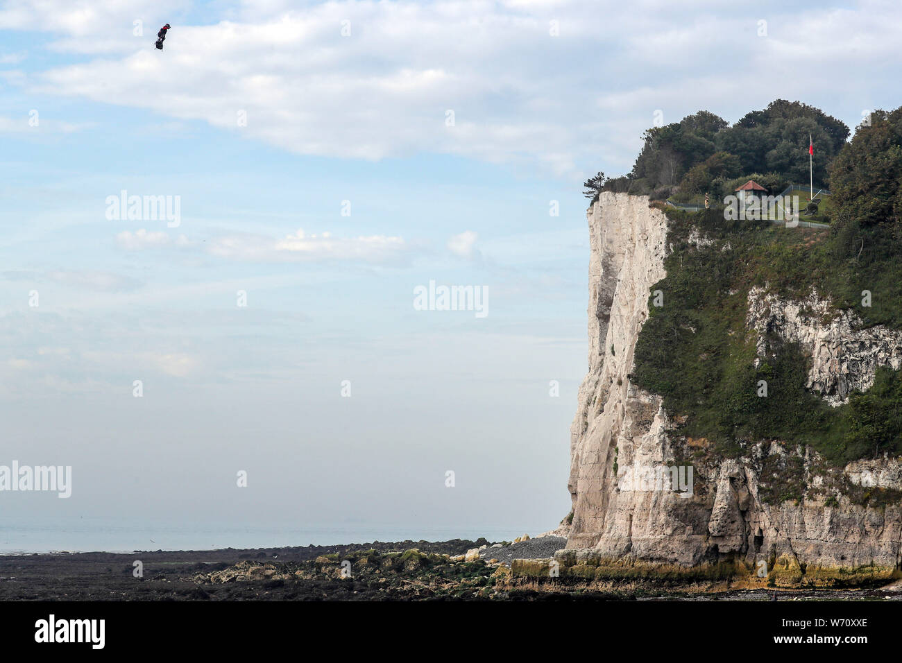 Der französische Erfinder Franky Zapata, um zu versuchen, dem Kanal, der mit seinem Jet-powered hover-board landet in St. Margaret's Bay überqueren Stockfoto