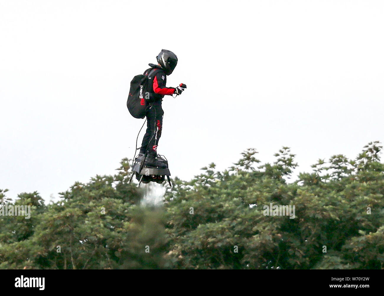 Der französische Erfinder Franky Zapata landet in der Nähe von St Margaret's Beach, Dover nach den Kanal überqueren auf einer jet-powered hover-Board. Stockfoto