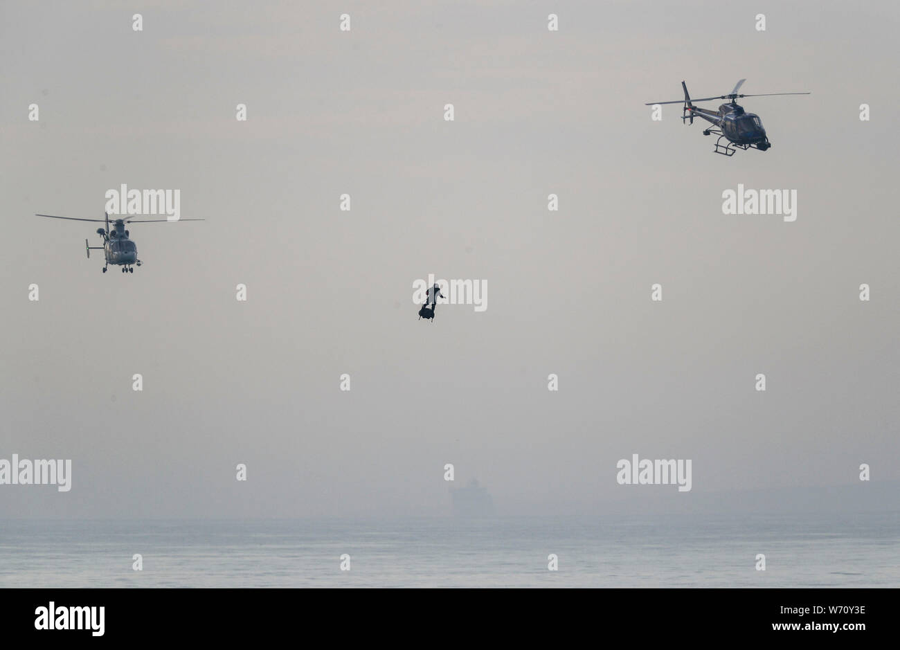 Der französische Erfinder Franky Zapata landet in der Nähe von St Margaret's Beach, Dover nach den Kanal überqueren auf einer jet-powered hover-Board. Stockfoto