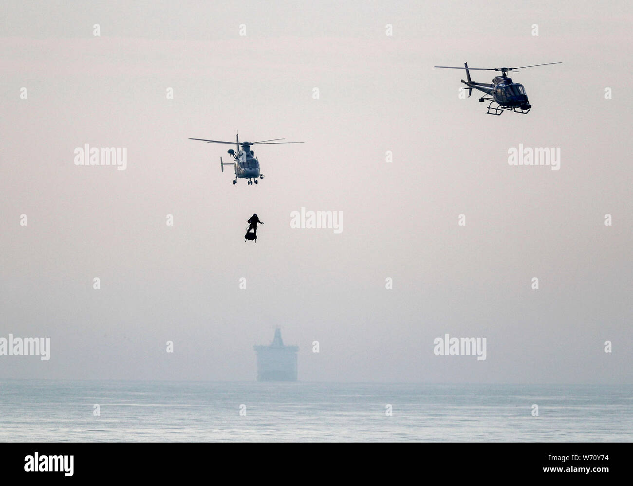 Der französische Erfinder Franky Zapata landet in der Nähe von St Margaret's Beach, Dover nach den Kanal überqueren auf einer jet-powered hover-Board. Stockfoto