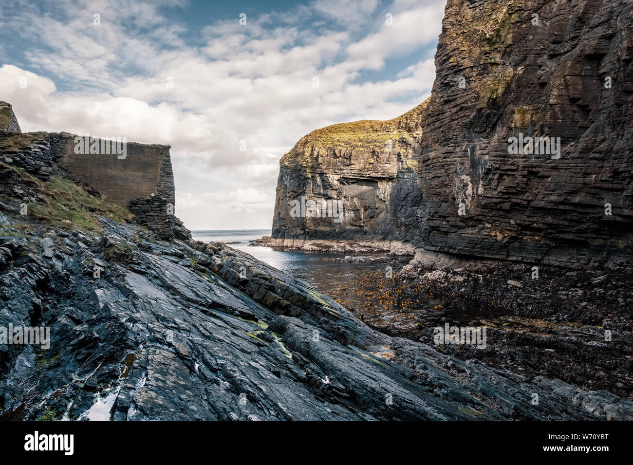 Steile Klippen und Felsen schützen den Eingang zu Whaligoe Hafen in der Nähe von Wick in Caithness in Schottland Stockfoto