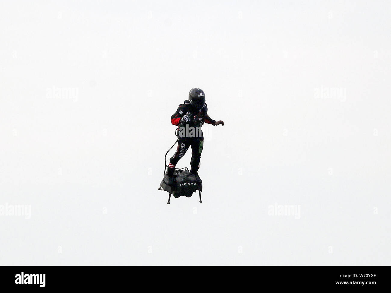 Der französische Erfinder Franky Zapata landet in der Nähe von St Margaret's Beach, Dover nach den Kanal überqueren auf einer jet-powered hover-Board. Stockfoto