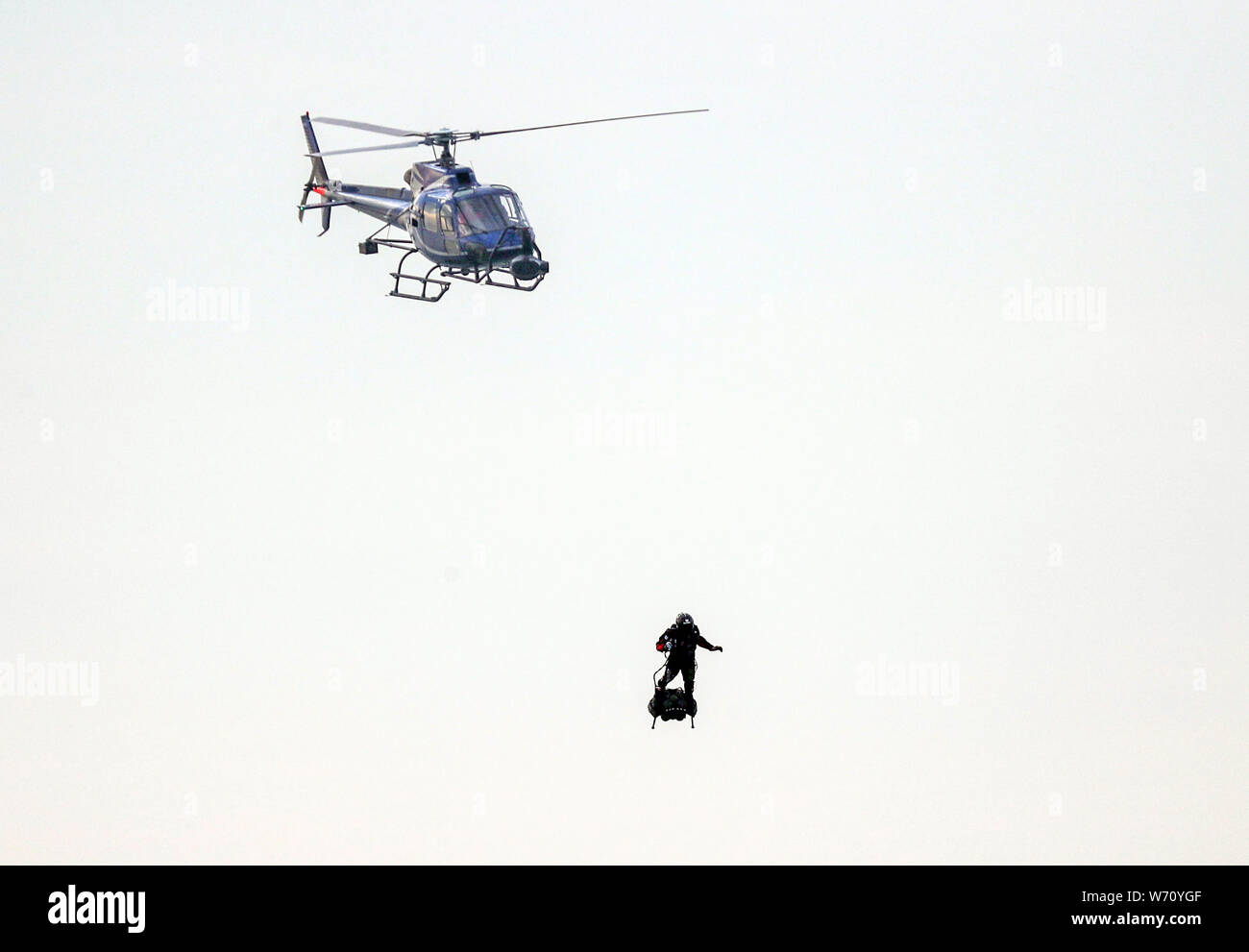 Der französische Erfinder Franky Zapata landet in der Nähe von St Margaret's Beach, Dover nach den Kanal überqueren auf einer jet-powered hover-Board. Stockfoto