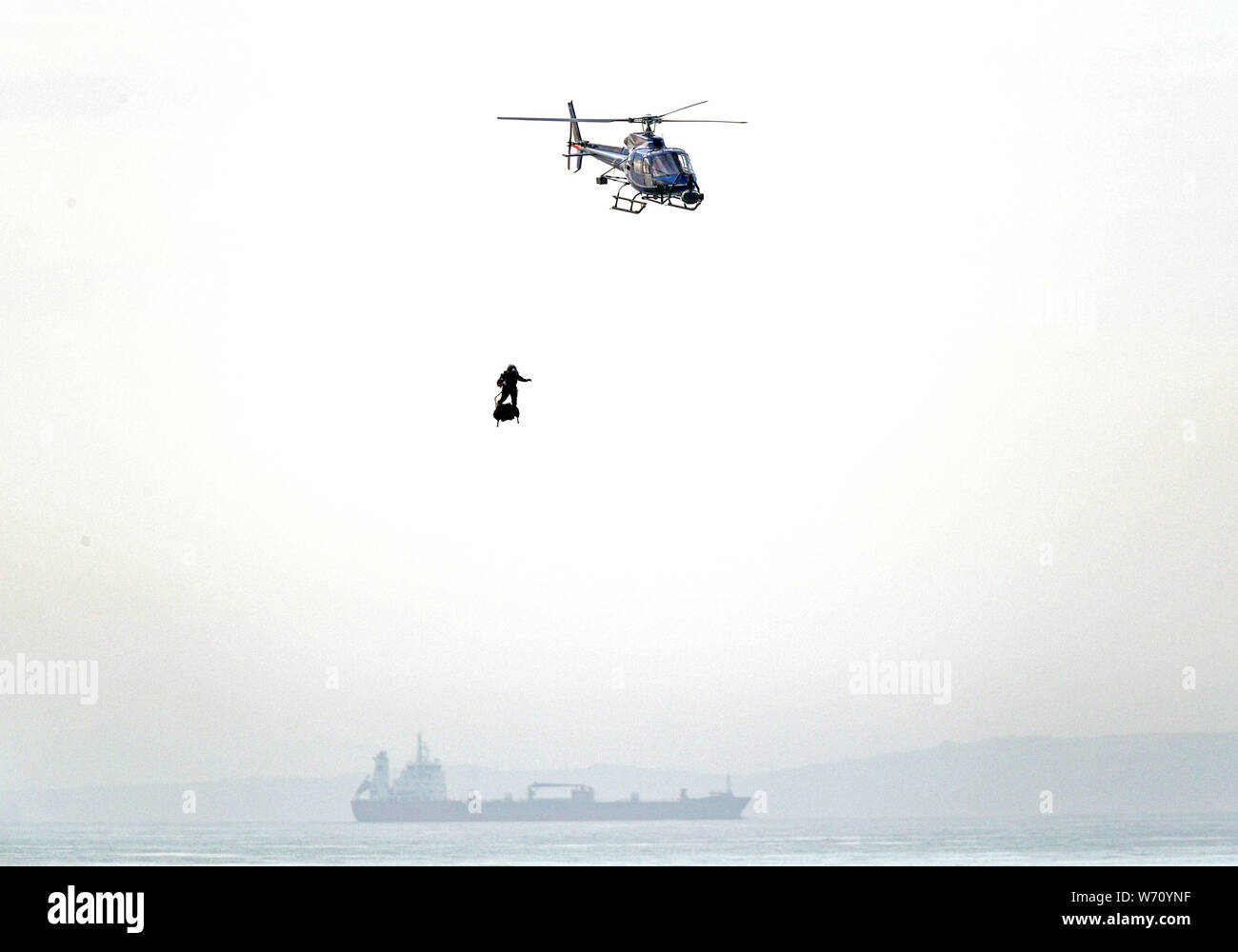 Der französische Erfinder Franky Zapata landet in der Nähe von St Margaret's Beach, Dover nach den Kanal überqueren auf einer jet-powered hover-Board. Stockfoto