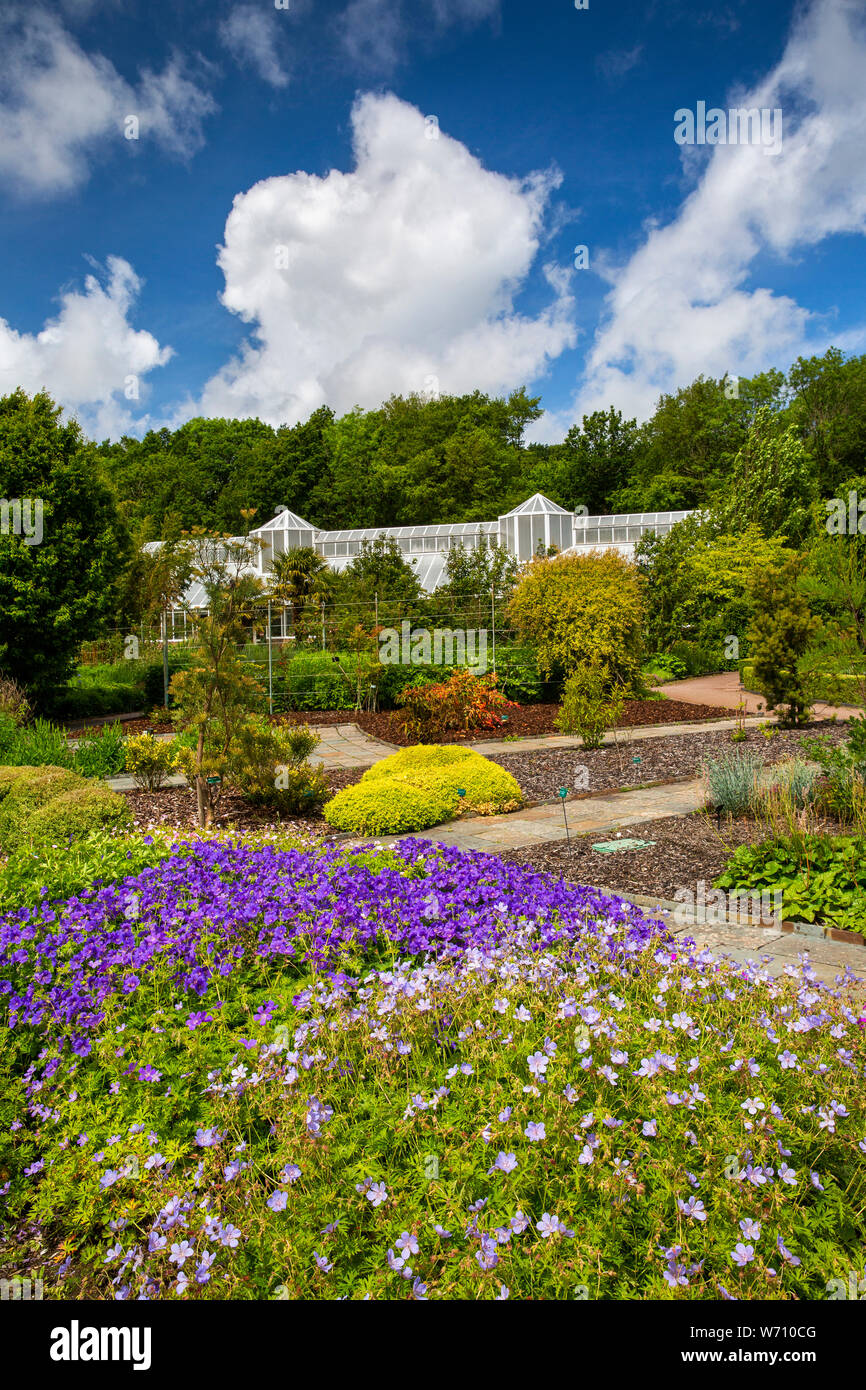 England, Wales, Carmarthenshire, Llanarthney, National Botanic Garden of Wales, ummauerten Garten, bunte Einpflanzen und das Schmetterlings Haus Stockfoto