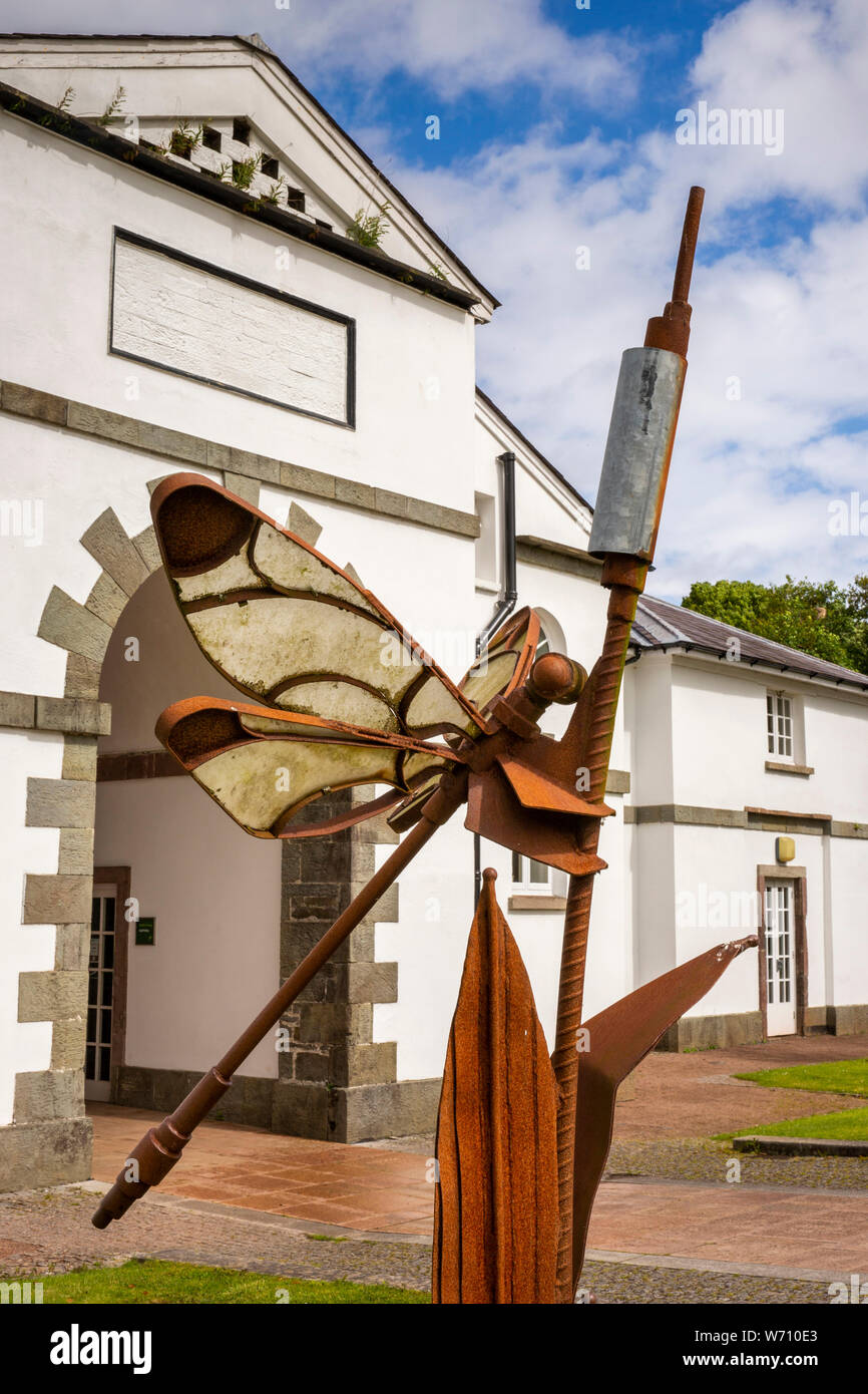 England, Wales, Carmarthenshire, Llanarthney, National Botanic Garden of Wales, Dragonfly Skulptur Chris Crane's außerhalb der ehemaligen Stallgebäude Stockfoto