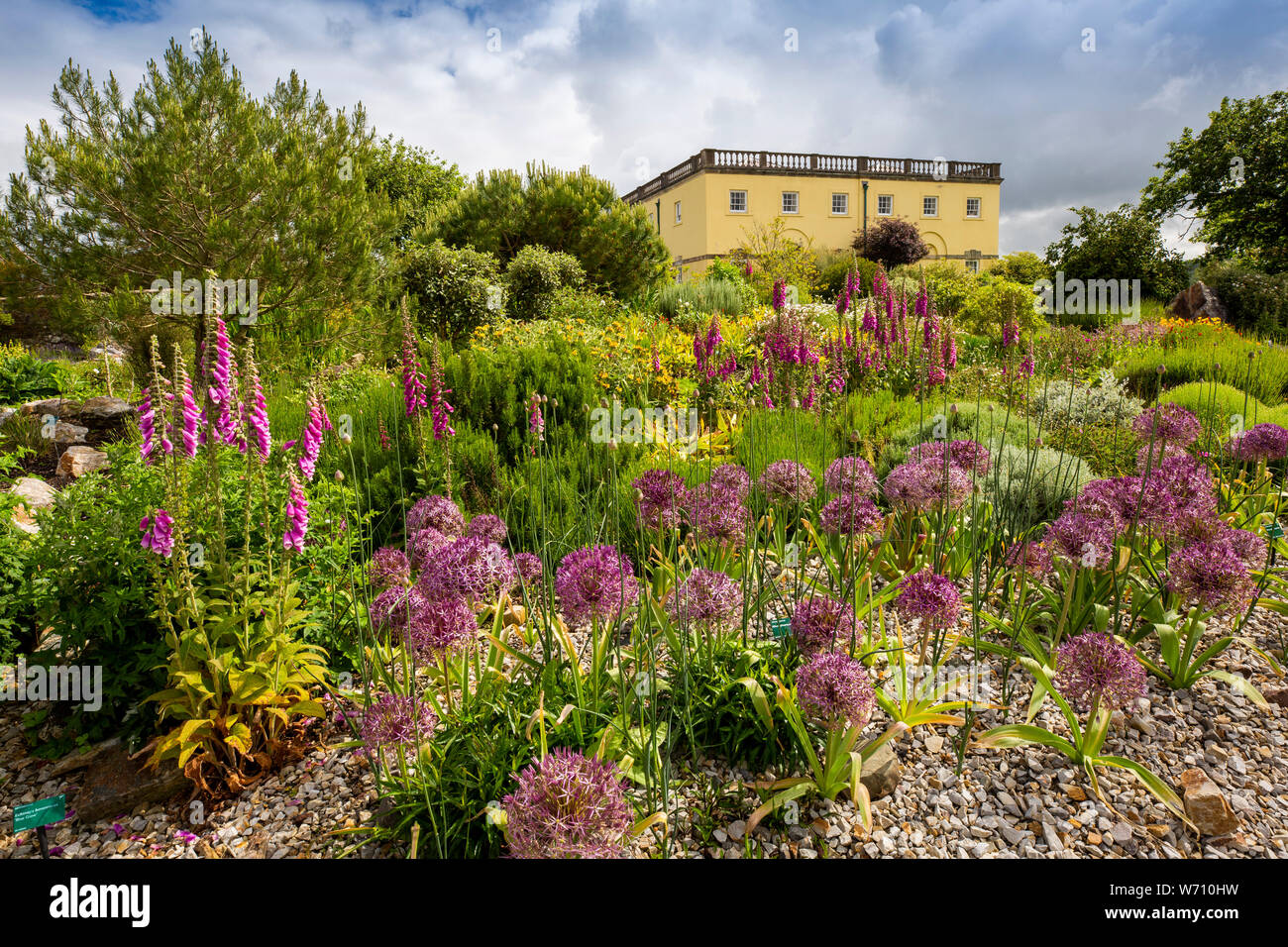 England, Wales, Carmarthenshire, Llanarthney, National Botanic Garden of Wales, Principlity Haus, Regency Hotel und Blumenfülle. Stockfoto