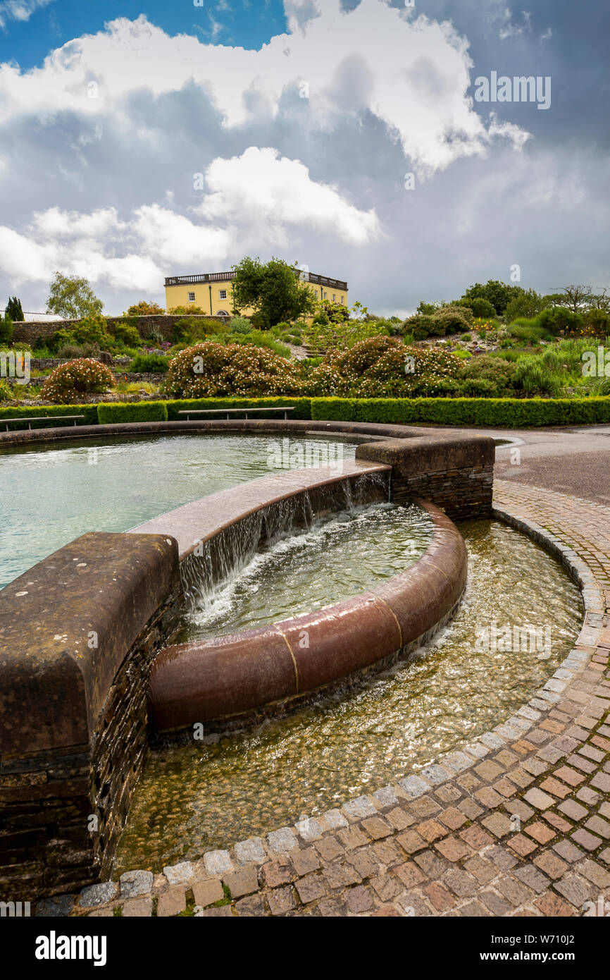 England, Wales, Carmarthenshire, Llanarthney, National Botanic Garden of Wales, Wasserfall und Blumen pflanzen in der Nähe von Principlity Haus Stockfoto