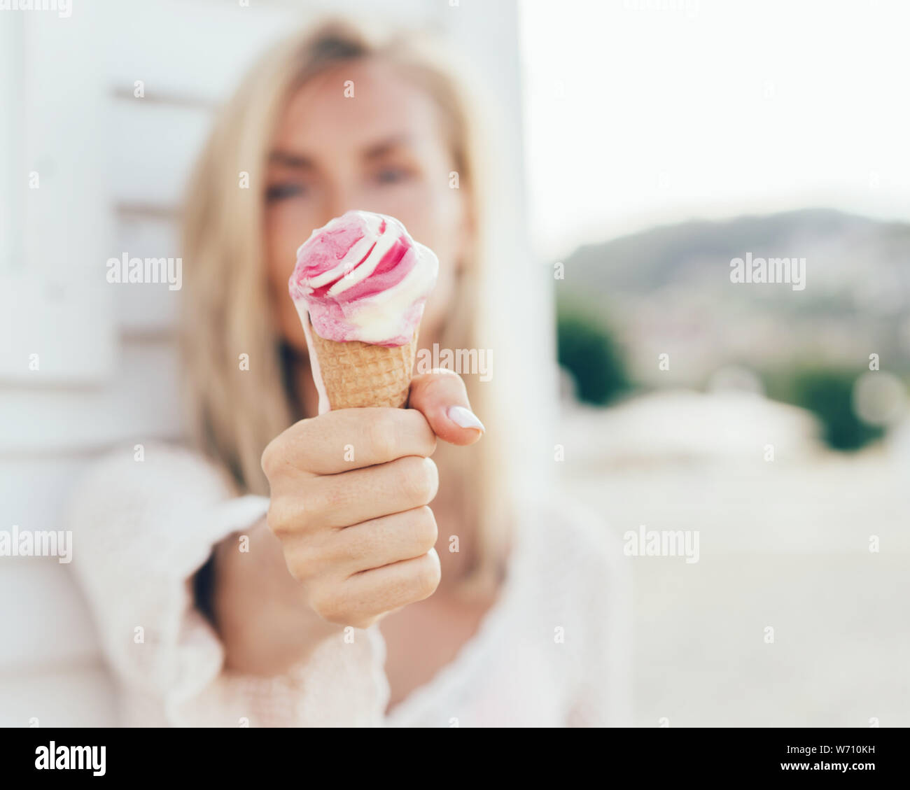 Ein Mädchen hält einen Eis Stockfoto