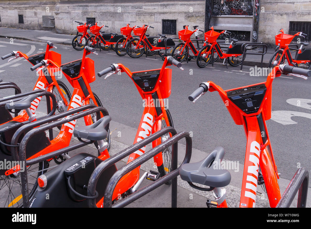 Paris E-Bikes - Uber Springen e-bikes auf einer Straße in Paris, Frankreich, Europa geparkt. Stockfoto