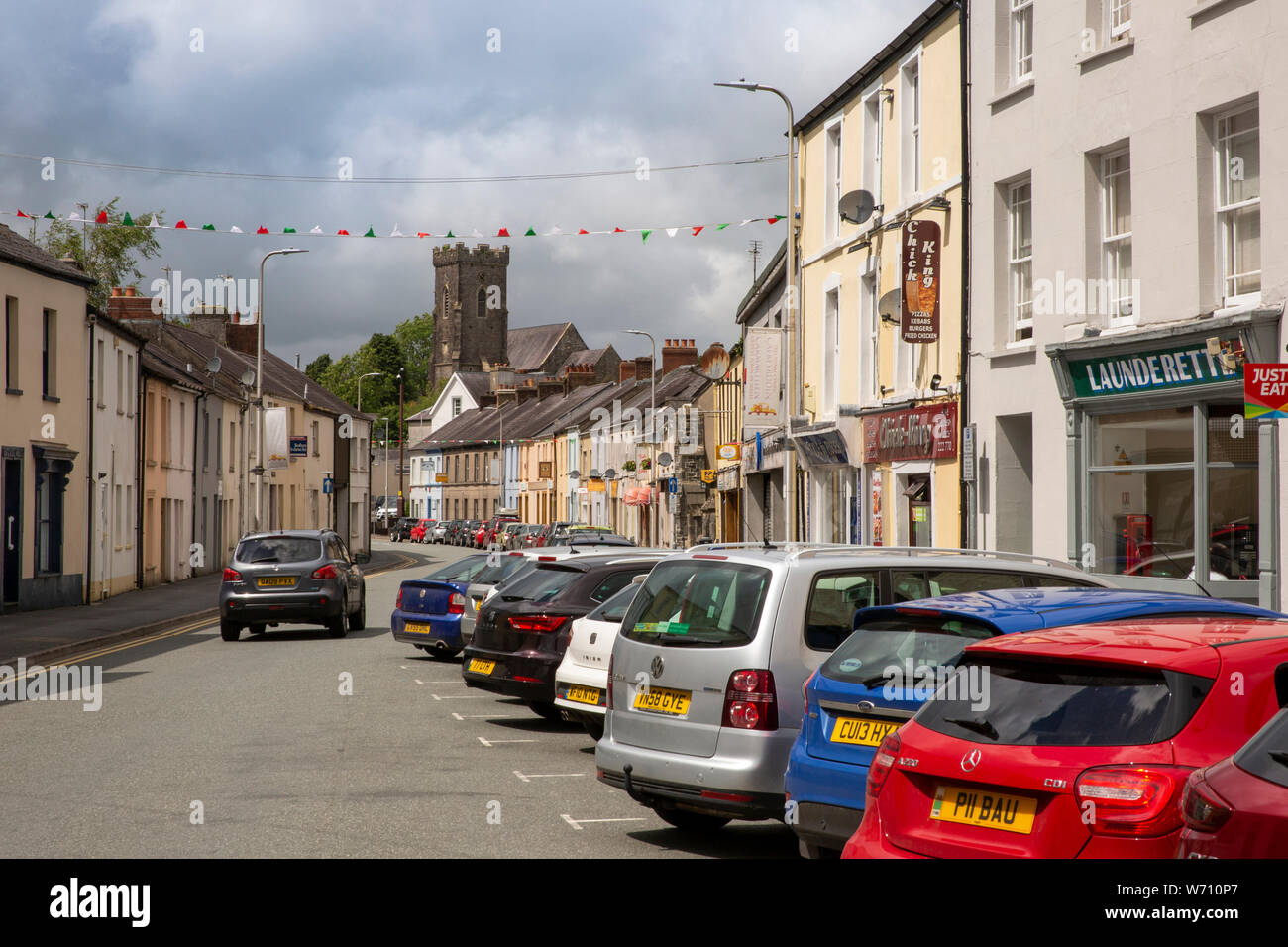 England, Wales, Carmarthenshire, Carmarthen, Lammas Street, mit Turm von St. David's Kirche Stockfoto
