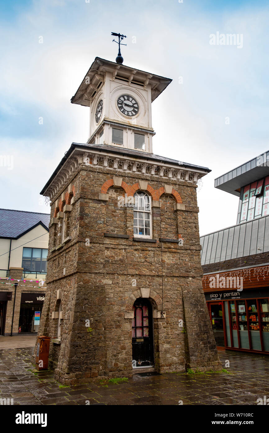 England, Wales, Carmarthenshire, Carmarthen, Markt, 1846 Italianate Clock Tower von F.E.H. Fowler von London neben Carmarthen Mart Stockfoto
