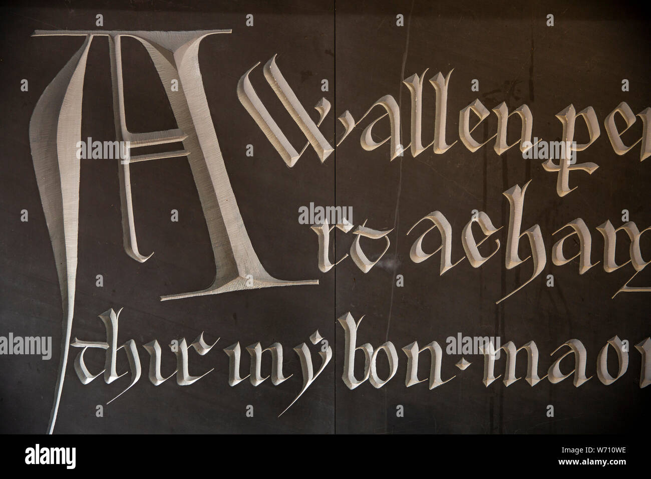 England, Wales, Carmarthenshire, Carmarthen, Merlin Legend Kalligraphie geschnitzt in Schiefer außerhalb Markthalle Stockfoto