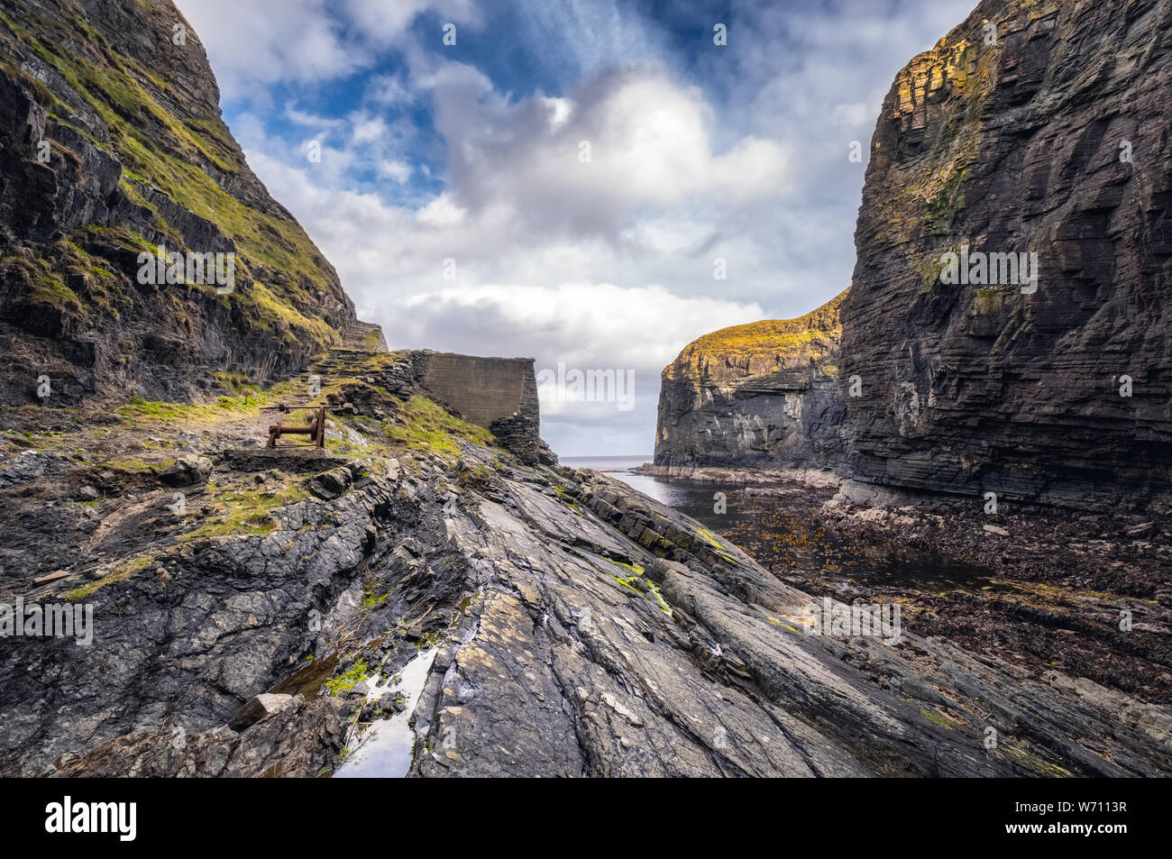 Eine alte Hand boot Winde auf den Felsen am Eingang zu Whaligoe Hafen in der Nähe von Wick in Caithness in Schottland Stockfoto