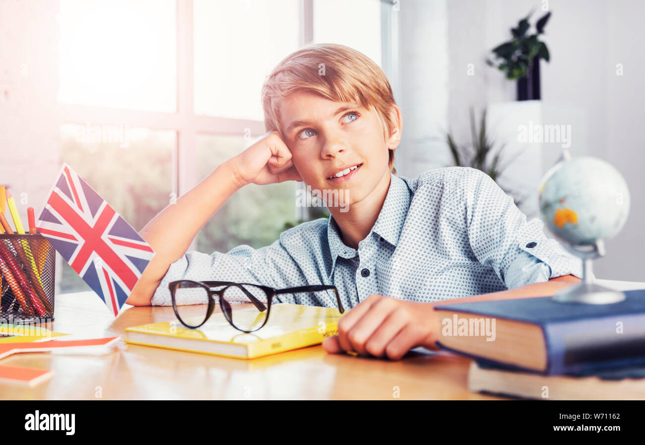 Unbeschwerte Junge Nachdenkliche Junge Im Klassenzimmer Englisch Lernen Konzept Stockfotografie Alamy