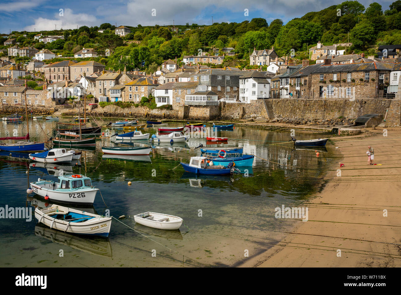 Großbritannien, England, Cornwall, Mousehole, Boote im Hafen Strand bei Ebbe günstig Stockfoto