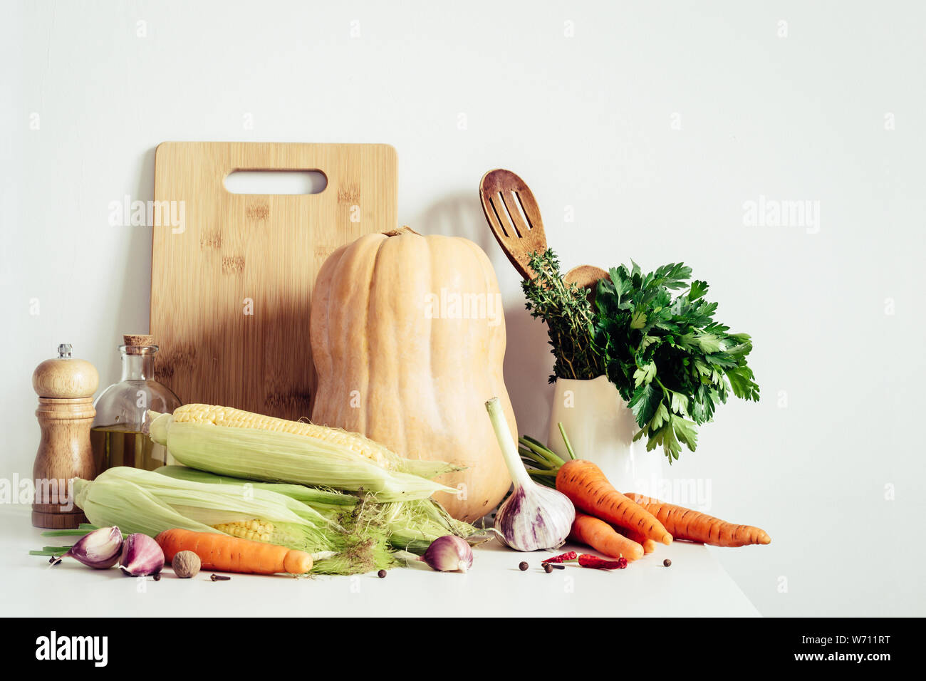 Herbst Gemüse der Saison und Küchengeräte noch Leben auf Tisch Wand Hintergrund. Thanksgiving Essen Konzept. Stockfoto
