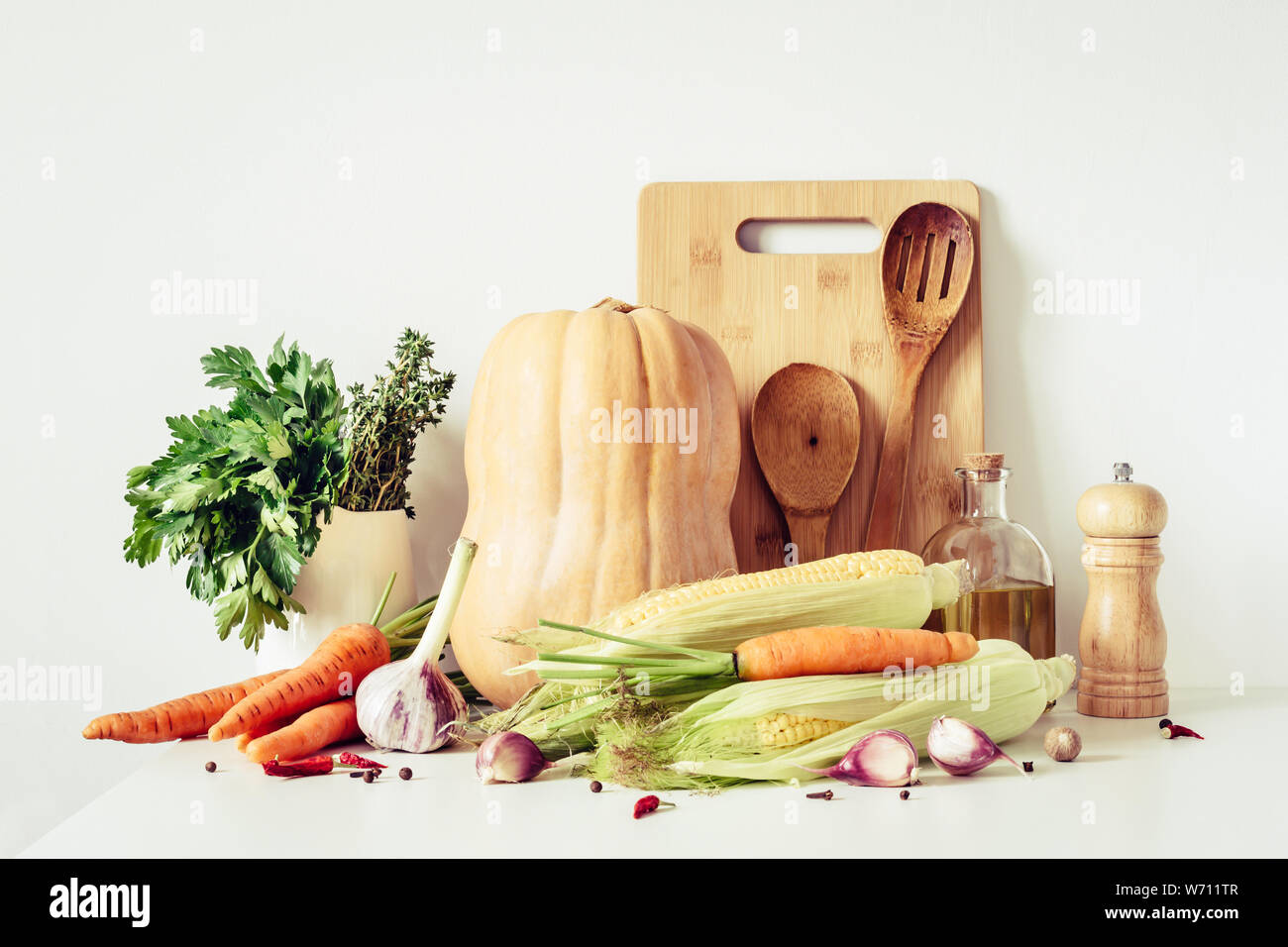 Herbst vegetarisches Essen Zutaten und Küchengeräte noch leben. Gemüse für gesundes Kochen. Stockfoto