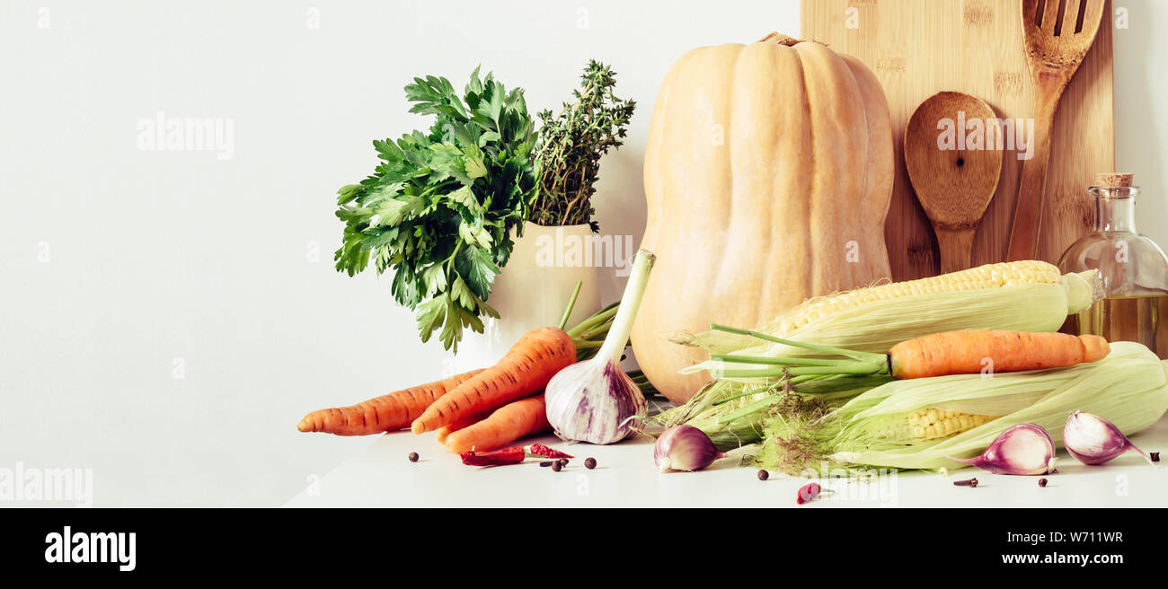 Thanksgiving Abendessen Vorbereitung. Herbst Gemüse und Geschirr auf dem Tisch Wand Hintergrund. Stockfoto