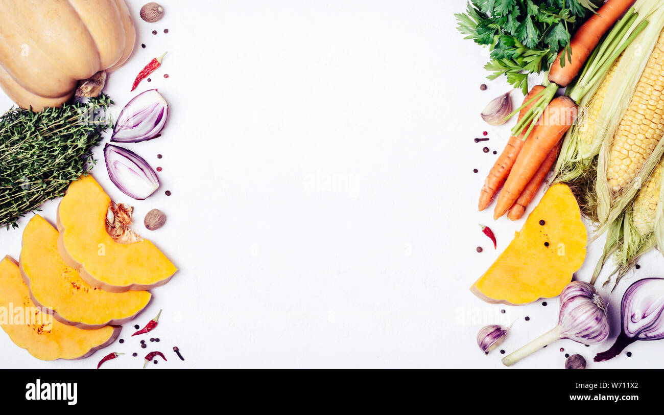 Frische Herbst Gemüse, Gewürzen und Kräutern. Für Text oder ein Rezept. Gesund oder vegetarisches Essen. Stockfoto