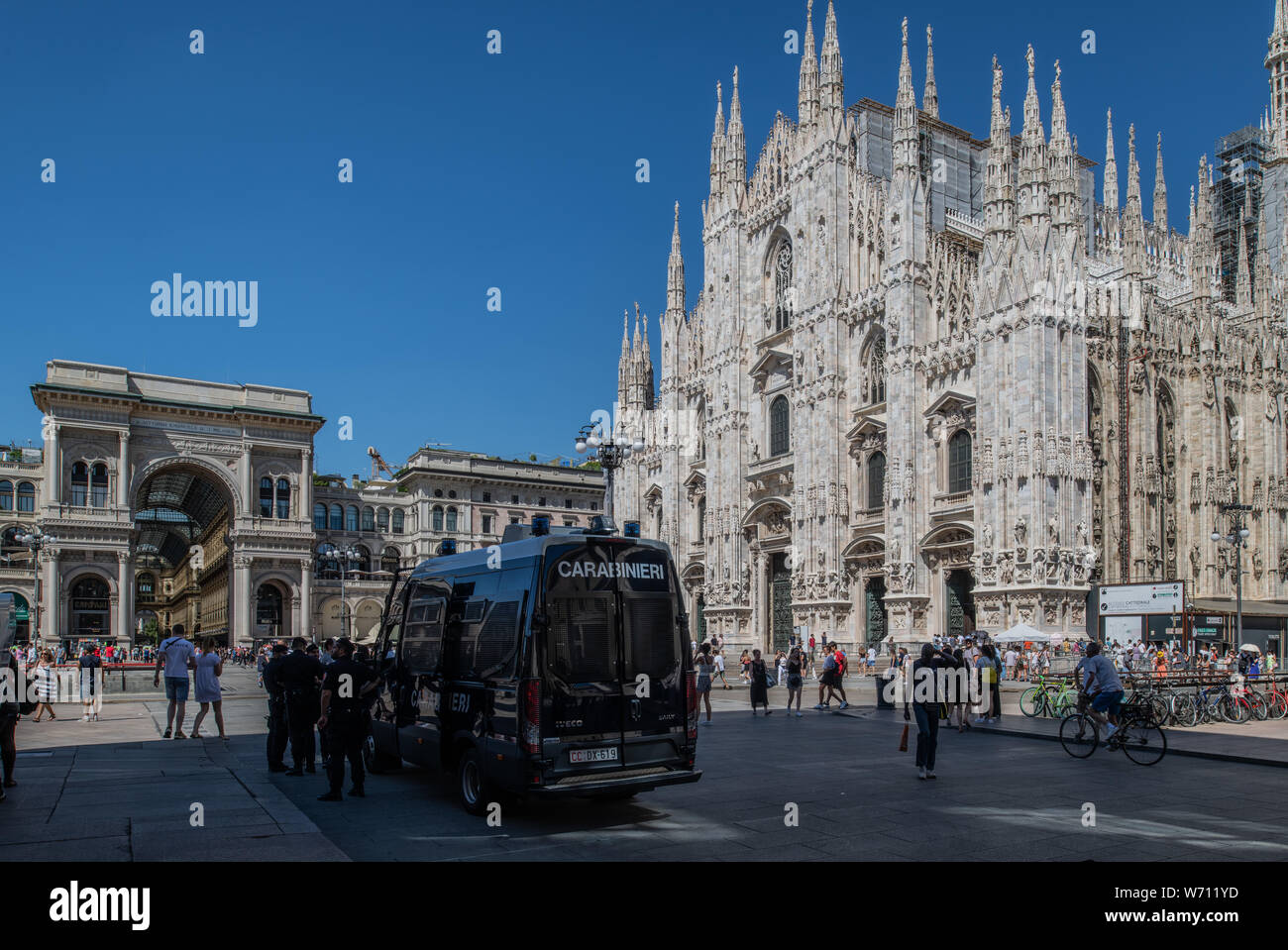Mailand, Italien - 30. Juni 2019: Ansicht der Carabinieri in Piazza Duomo Stockfoto