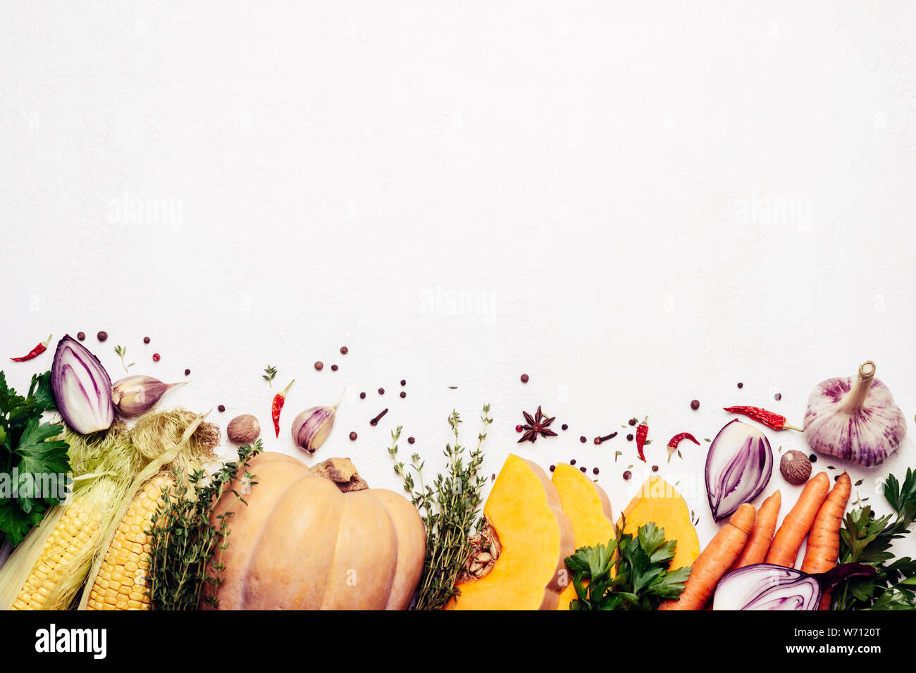Herbst Ernte Gemüse auf weißem Hintergrund. Vegetarisches Essen Zutaten. Gesunde Produkte vom Bauernhof. Stockfoto