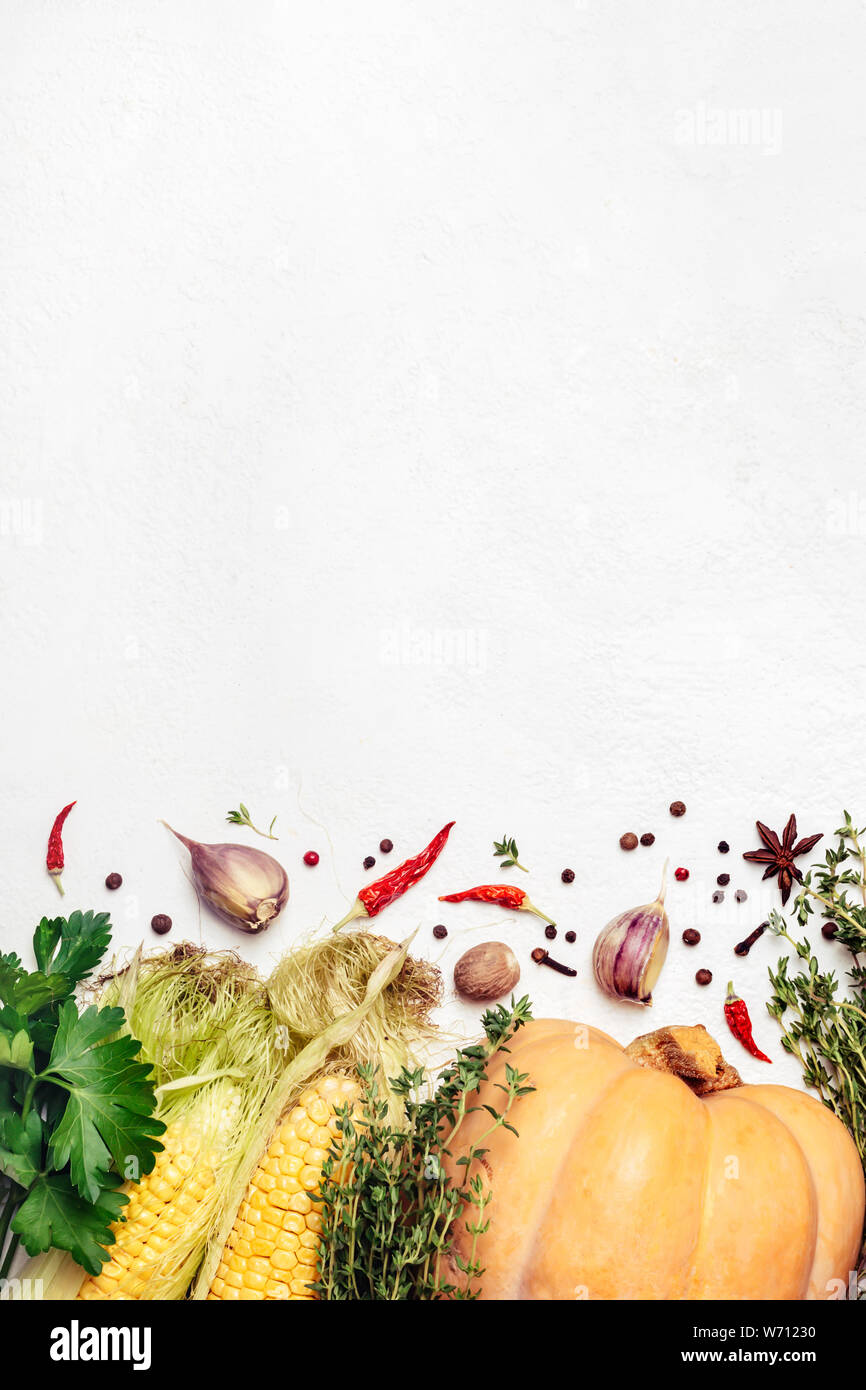 Herbst Gemüse und Gewürze Grenze. Gesunde und vegetarische Ernährung Zutaten. Stockfoto