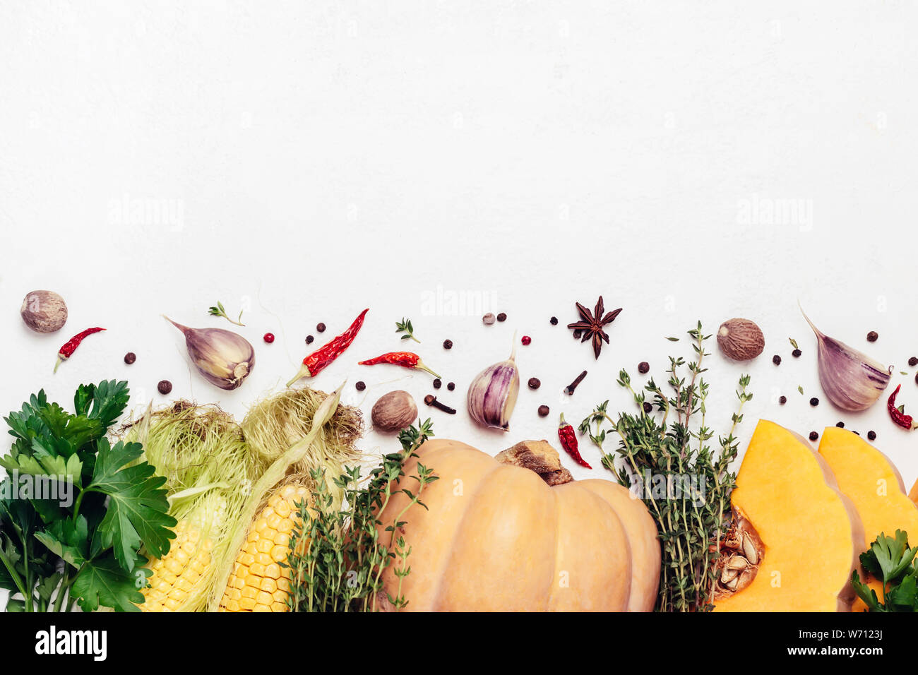 Herbst Gemüse, Kräutern und Gewürzen. Thanksgiving Essen Konzept. Stockfoto