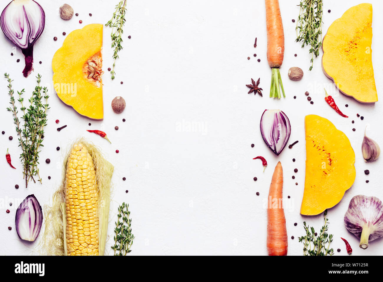 Kreative Gestaltung mit Herbst Gemüse, Kräutern und Gewürzen. Gesunde pflanzliche Nahrung. Stockfoto