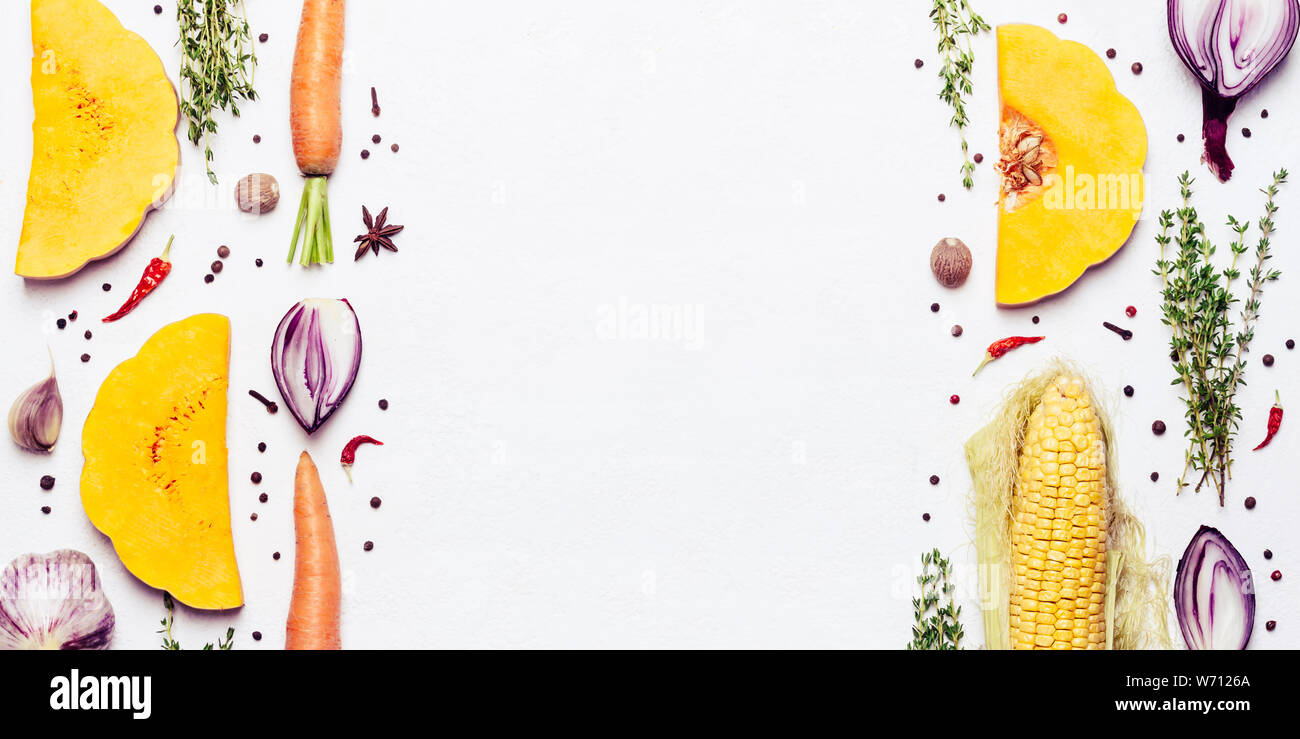 Kreative Gestaltung mit Herbst Gemüse, Kräutern und Gewürzen. Banner für Standort. Stockfoto