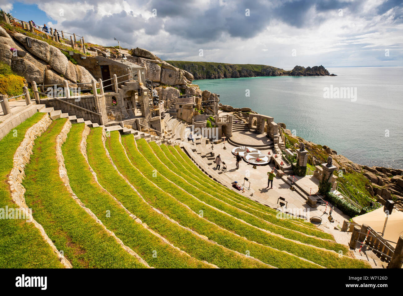 Großbritannien, England, Cornwall, Porthcurno, Minack Theatre, Terrasse mit Sitzgelegenheiten, die zum Zeitpunkt Stockfoto